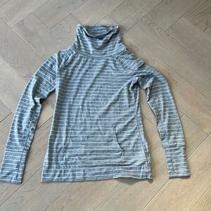 Gap fit athletic turtleneck top XS